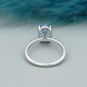 Anillo de compromiso ovalado con halo oculto y diamante azul de fantasía certificado por IGI - Product Image 4