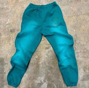 กางเกงวอร์มขาบานทรงเอวกลางผ้าฝ้าย 100% ล้างสีแบบแอซิดวอช ปักลายกราฟิกแบบแอพพลิเคพร้อมโลโก้สั่งทำพิเศษสำหรับผู้ชาย - Product Image 6