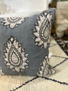 Housses de coussin brodées en lin faites à la main de haute qualité décoratives indiennes de luxe pour la décoration de salon - Product Image 6