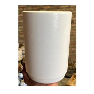 Maceta de cerámica funcional que aporta equilibrio y suavidad a los hogares modernos, ideal para vegetación interior y exterior - Product Image 1