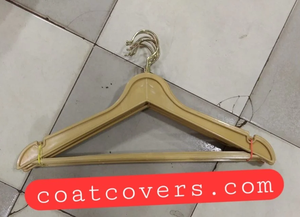 Cintres en plastique de type bois de qualité supérieure de 19 pouces Solution de vêtements solides et durables Option économique - Product Image 2