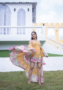 ชุดเดรสสีเหลืองสดใส ลายดอกไม้ ทรงไฮโลว์ แบบเปิดไหล่ แขนกระดิ่ง สไตล์โบฮีเมียน  ชุดเดรสฤดูร้อนสำหรับงานเทศกาล  พร้อมระบาย - Product Image 1