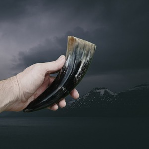 Grande tasse à boire Viking en corne de boeuf, parfaite pour les collectionneurs d'hydromel et les configurations de bar à domicile d'inspiration nordique - Product Image 5