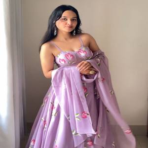 Ensemble Lehenga VASTRA COTTAGE en Georgette Pure Peint à la Main avec Blouse Rembourrée Style Corset et Dupatta Assorti – Tenue de Créateur - Product Image 6