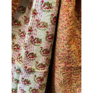 ผ้าพันคอไหมคันธาแบบยาว สีเขียวมะนาว ลายดอกไม้ในสวน วิธีการพิมพ์ลายด้วยมือ - Product Image 2