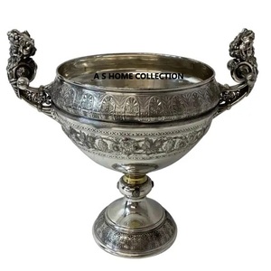 Bol de service en métal élégant et durable de couleur or avec un design feuillage, parfait pour servir des collations et une décoration élégante - Product Image 4