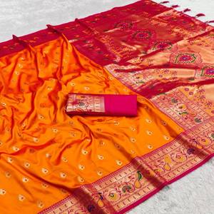 Sari de Seda Paithani Suave VASTRA COTTAGE con Pallu de Pavo Real Meenakari, Borde Tejido Meenakari, Borlas y Blusa en Contraste - Product Image 3