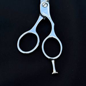 Tijeras de peluquero profesionales reutilizables y ligeras de alta tendencia, diseño atractivo, mango de cerámica duradero, herramienta de belleza afilada personalizada - Product Image 3