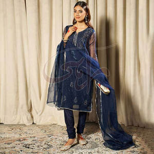 Traje Formal de Organza/Seda Cruda Plateado Brillante para Mujer con Trabajo de Mukesh, Elegancia Lunar para Toda Ocasión - Product Image 5