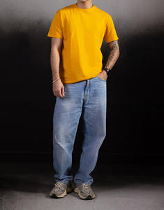 Camiseta de Hombre 100% Algodón, Corte Regular, 220 GSM, Diseño de Logotipo Personalizado, Hombros Caídos, Tejido de Lujo, Impresión Serigráfica - Product Image 4