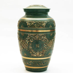 Urne funéraire de luxe en laiton vert et or pour cendres humaines |   Conception florale commémorative gravée à la main |   Cercueil pour adulte de 3 à 4 litres - Product Image 1
