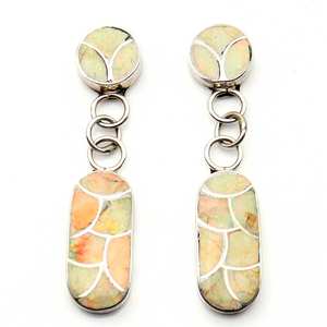 Pendientes con incrustaciones de ópalo de laboratorio de C. HALOO - Product Image 1