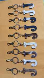 Ensembles de porte-clés initiaux en cuir de vachette, pantalon en cuir synthétique, sac à lettres en fausse fourrure, pendentif de voiture, accessoires vestimentaires sportifs toutes saisons - Product Image 4