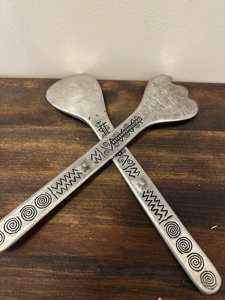 Serveur à salade en argent de haute qualité au design vintage avec poignée gravée pour un usage domestique et professionnel, fabriqué à la main en Inde - Product Image 3