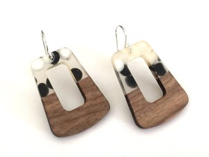 Aaliyan Impex Boucles d'oreilles en résine pour femmes Nouveau design Bois Résine Géométrique Creux Élégant Religieux Meilleur prix Cerceau personnalisé - Product Image 4
