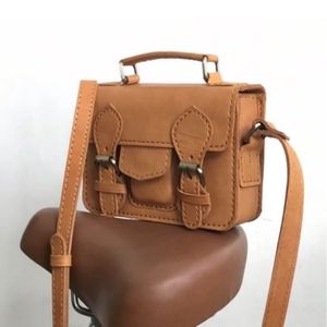Hot Promo The Camden Classic Structured Caramel Leather Crossbody Satchel con diseño de doble hebilla hecho a mano de Indonesia - Product Image 2