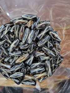 Cuentas de hueso de color negro talladas a mano en patrones surtidos adecuados para diseñadores de joyas y tiendas de cuentas para reventa - Product Image 3