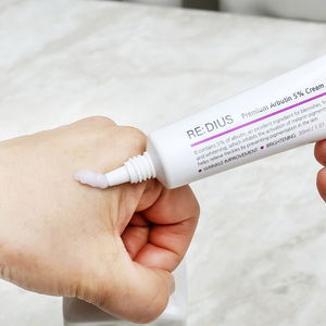 Crème de nuit anti-âge éclaircissante pour les taches brunes à l'arbutine 5% pour femmes, tous types de peau, REDIUS - Product Image 2