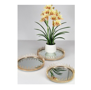 Plateau en métal argenté miroir pour la décoration de table, l'exposition de parfums et l'utilisation sur coiffeuse, avec un effet réfléchissant artisanal détaillé - Product Image 5