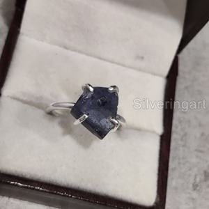 แหวนเงินแท้ 925 ประดับพลอยแทนซาไนต์ธรรมชาติ ปรับขนาดได้ สำหรับผู้หญิง  แหวนแบบหนามเตย  หินดิบ  ของขวัญวันเกิดเดือนธันวาคม - Product Image 2