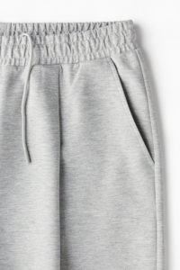 Moda personalizada de gran tamaño de peso pesado Color gris sólido liso en blanco ajuste suelto plisado detalle pantalones cortos de sudor para hombres - Product Image 3