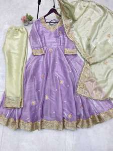 Conjunto de Top y Pantalón con Bordado de Seda Pesada, Lentejuelas y Remaches, con Dupatta con Borde de Encaje, Diseño para Bodas y Fiestas - Product Image 5