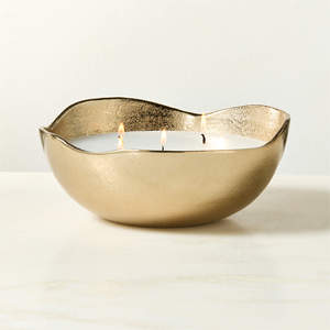 Introduce una elegancia refinada y un cálido brillo ambiental a tu decoración con el portavelas Huron Gold de aluminio fundido sin perfume. - Product Image 1