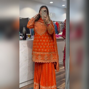 Ensemble sharara salwar kameez en coton de luxe avec haut orné de broderies lourdes et pantalon palazzo avec dupatta pour sorties décontractées, directement de l'usine - Product Image 1