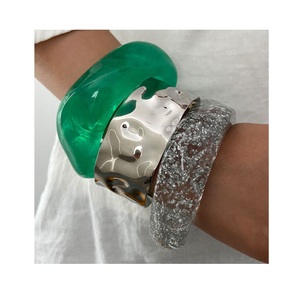 Collection de Bracelets en Résine Imperméables de Luxe pour Femmes – Bijoux Légers et Élégants, Finition Longue Durée, Personnalisables, Idéaux pour les Fêtes - Product Image 3