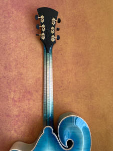 Guitarra Jazz Archtop Hecha a Mano Personalizada - Estilo <span class=keywords><strong>Mandolina</strong></span> Grande, Azul Nitro Yunzhi, 6 Cuerdas, Fondo <span class=keywords><strong>de</strong></span> Arce, Tapa <span class=keywords><strong>de</strong></span> Abeto, Ébano y Latón - Product Image 6