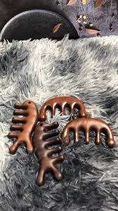 PEINE DE MADERA ARTESANAL CON PROPIEDADES DE HOJA DE CATAPPA NATURAL - Product Image 4