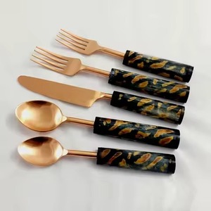 Ensemble de couverts en argent cuillères à dîner fourchettes et couteau couverts en acier inoxydable avec manche en bois pour hôtel - Product Image 6