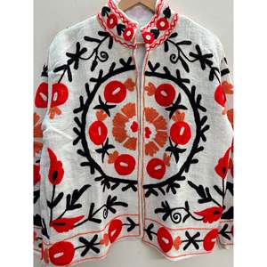 Veste d'été en coton Anar Bloom, broderie à la main motif Suzani en ivoire avec des touches de vermillon et d'ocre - Product Image 2
