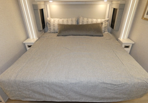 1F66F5DNXR0A01958 Nouveau camping-car de luxe classe A 2025 avec moteur à essence et intérieur spacieux à extension coulissante - Product Image 6