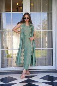 Ensemble Kurti, Bas et Dupatta en viscose Zari Chanderi brodé pour les acheteurs en gros - Product Image 5