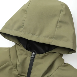 Veste zippée à capuche épaisse et élégante pour hommes Manteau Safari slim décontracté avec poche à col montant et lettre en relief Collection été XL OEM - Product Image 3