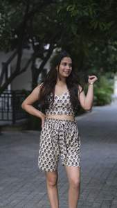 Ensemble 2 pièces pour femme à imprimé floral, haut de longueur classique avec short au-dessus du genou, col vintage à nœud tissé, coordonnés - Product Image 3