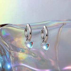 Pendientes de Aro con Cristal de Piedra Lunar en Forma de Corazón Simple Jeulia - Product Image 5