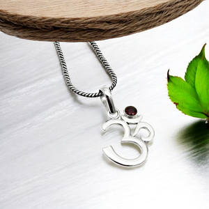 Directo de fábrica de gama alta de lujo 925 plata esterlina Om Ohm religioso delicado piedra preciosa natural rojo granate colgante collar a granel OEM - Product Image 4