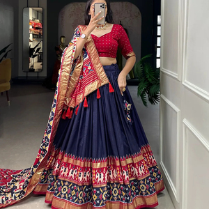 DERNIÈRE DESIGNER SILK PATOLA IMPRIMÉ AVEC BORDURE EN DENTELLE GOTTA PATTI LEHENGA CHOLI - Product Image 1