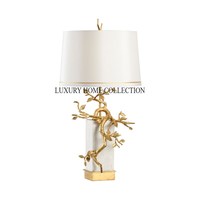 Lampe de table à base en bois artisanale de conception antique avec abat-jour doux idéal pour le bureau à domicile classique ou l'espace d'étude