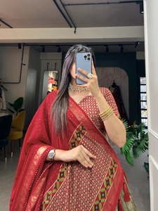 Présentation du nouveau catalogue de Navratri Choli pour femmes avec Tussar Silk Fabric Lehenga Blouse et Dupatta avec feuille imprimée - Product Image 6