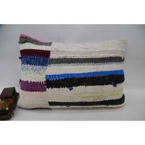 Coussin décoratif tissé 16x24 pouces en laine Kantha à motif vintage multicolore - Product Image 1