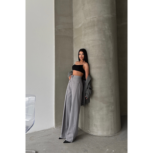 Pantalones Grises de Mujer con Pliegues Anchos, Bolsillos y Detalle de Solapa - Product Image 2