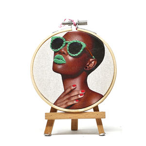 Décoration murale artisanale en coton avec mini cerceau de broderie - Tendance Pop Vert & Rouge 10cm pour la maison - Product Image 1