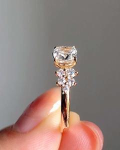 Anillo de compromiso con diamante de corte cojín creado en laboratorio, elaborado con un diseño de racimo de diamantes CVD cultivados en laboratorio de 1.65 CTW. Esta elegante novia - Product Image 4