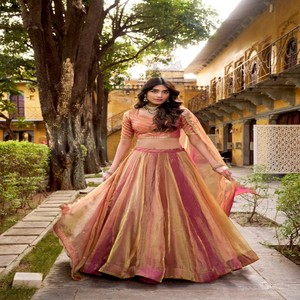Conjunto de Lehenga Choli VASTRA COTTAGE Carika de Seda Lisa con Lentejuelas, Blusa Bordada con Hilo y Dupatta, Prenda de Diseñador - Product Image 1