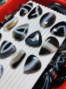 Agate noire à bandes 100% naturelle, pierre précieuse en vrac de haute qualité pour la fabrication de bijoux, formes variées, grossiste direct - Product Image 2