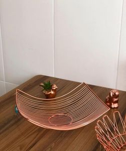 Plateau de service décoratif artisanal en métal martelé carré élégant pour la nourriture et l'affichage sur table - Product Image 1