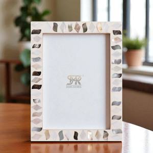 Marco de Fotos Decorativo de Resina de Hueso Hecho a Mano con Incrustaciones de Fósiles Perlados Modernos para Montaje en Pared o Mesa - Product Image 1